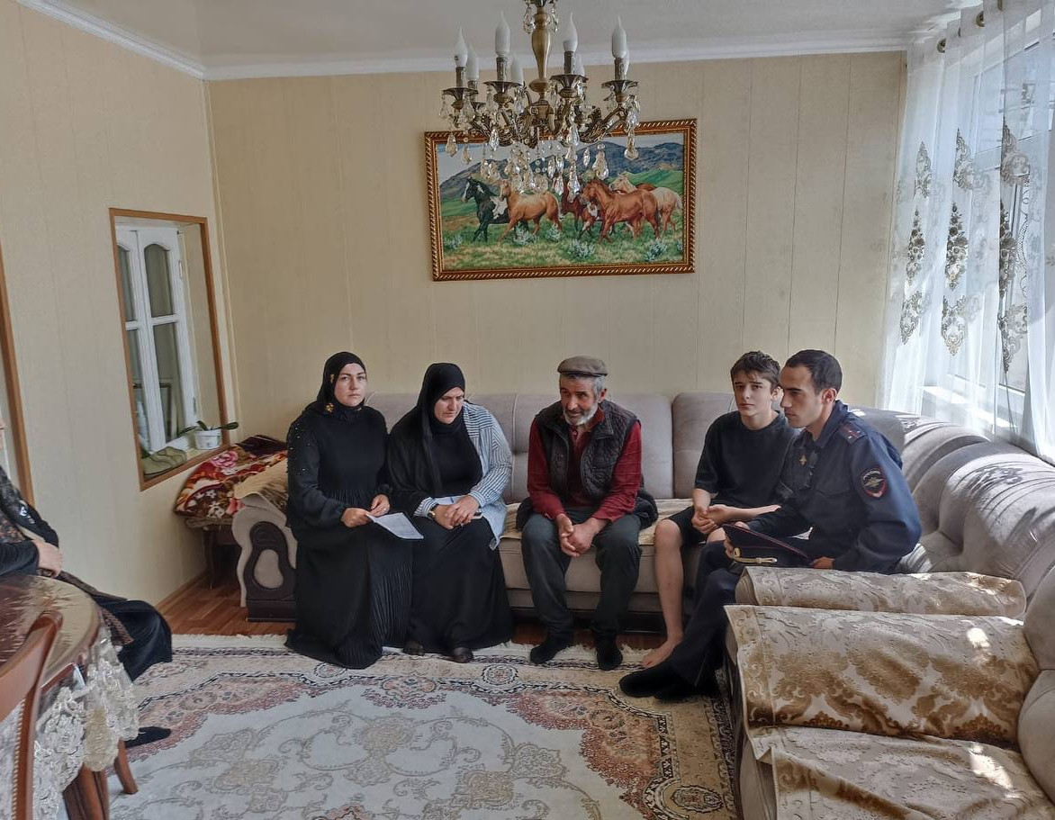 Сотрудники КЦСОН Агульского района посетили на дому детей-сирот.